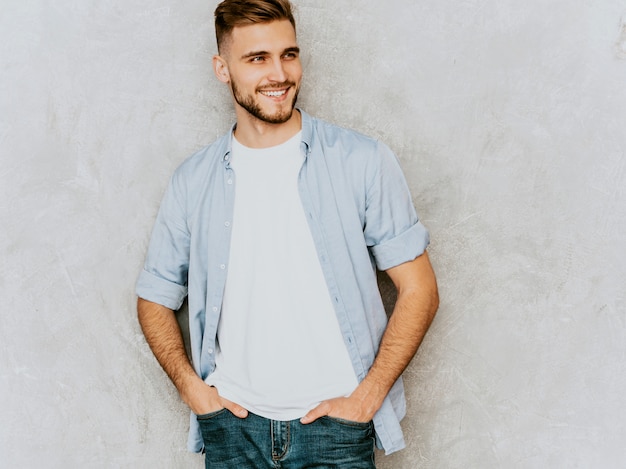 Retrato de guapo sonriente joven modelo vistiendo ropa casual camisa. Hombre elegante de moda posando