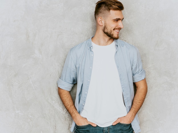 Retrato de guapo sonriente joven modelo vistiendo ropa casual camisa. Hombre elegante de moda posando