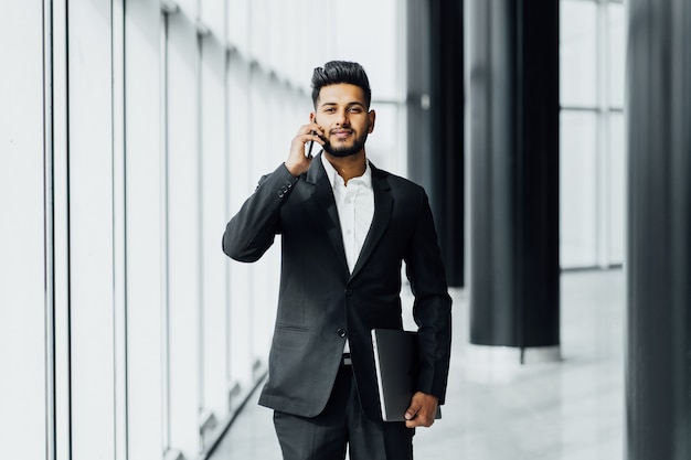 Retrato, de, un, guapo, sonriente, serio, indio, hombre