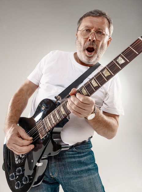 Foto gratuita retrato de un guitarrista