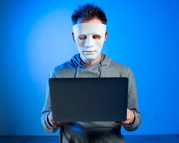 Foto gratuita retrato de hacker con máscara