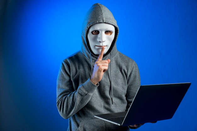 Retrato de hacker con máscara
