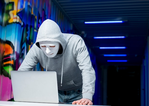 Foto gratuita retrato de hacker con máscara