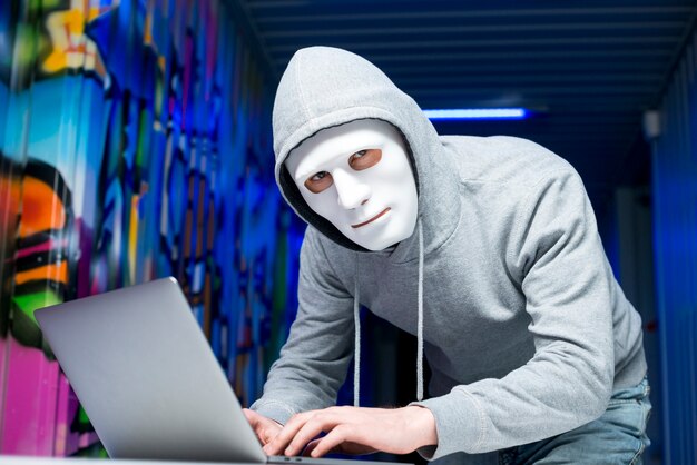 Retrato de hacker con máscara