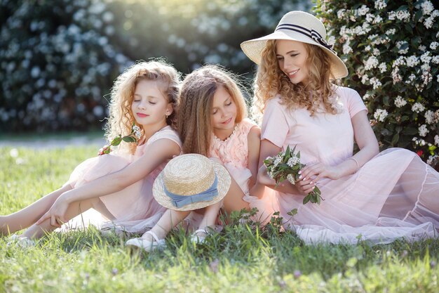 retrato de hermanas felices al aire libre en el césped