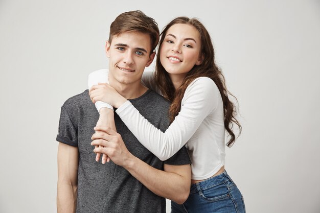 Retrato de hermano y hermana abrazándose y sonriendo