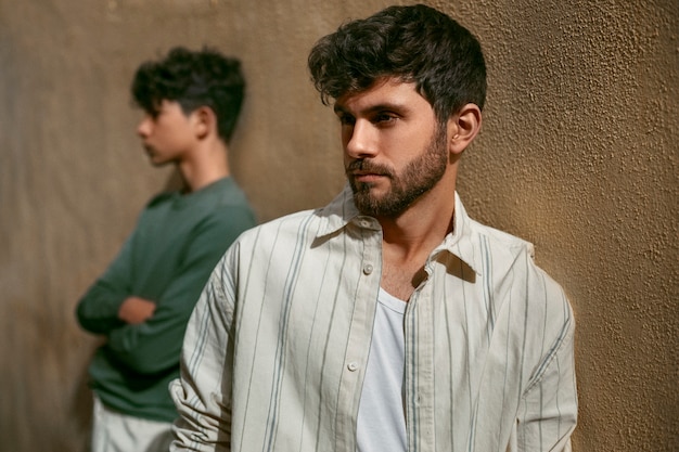 Foto gratuita retrato de hermanos al aire libre para la celebración del día de los hermanos