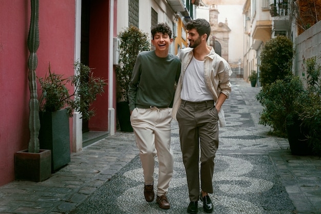 Foto gratuita retrato de hermanos al aire libre para la celebración del día de los hermanos