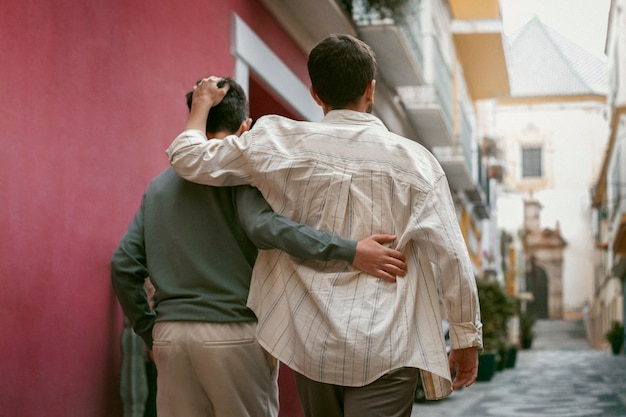 Retrato de hermanos al aire libre para la celebración del día de los hermanos