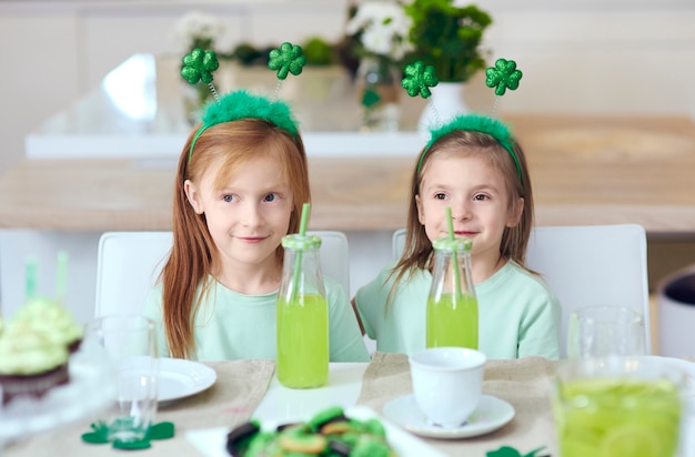 Retrato de hermanos en fiesta irlandesa