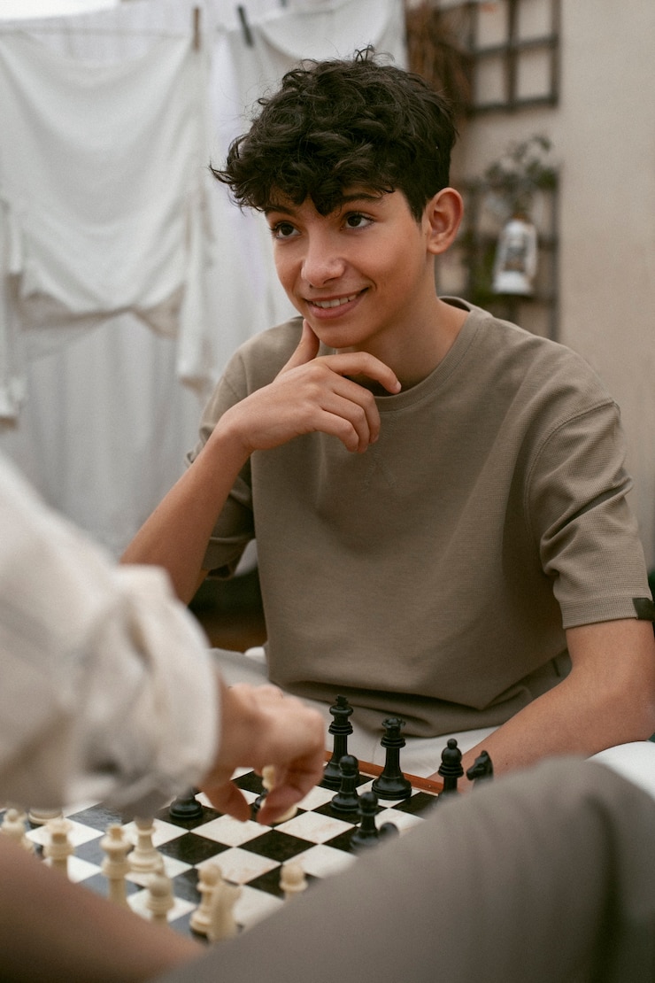 Foto gratuito retrato de hermanos jugando al ajedrez juntos al aire libre