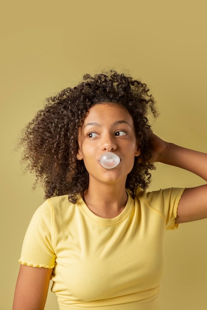 Foto gratuita retrato de hermosa adolescente de cerca