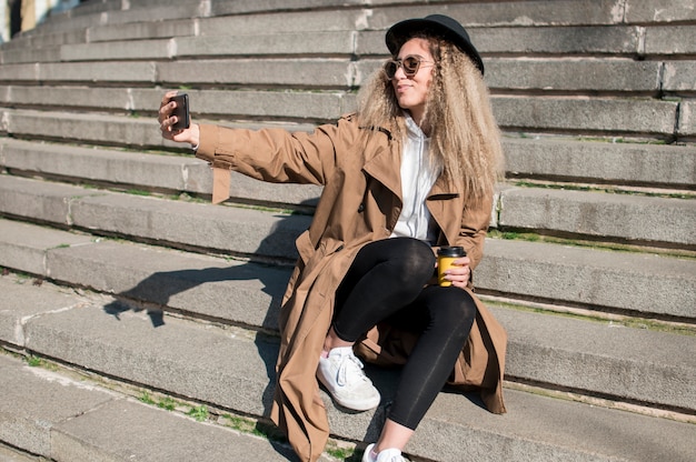 Retrato de hermosa adolescente tomando una selfie