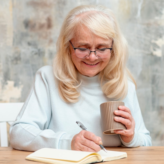 Foto gratuita retrato hermosa anciana trabajando