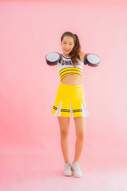 Retrato hermosa animadora joven asiática con acción de boxeo