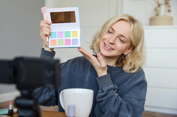 Foto gratuito retrato de una hermosa blogger de estilo de vida graba un video en su cámara para programas de redes sociales