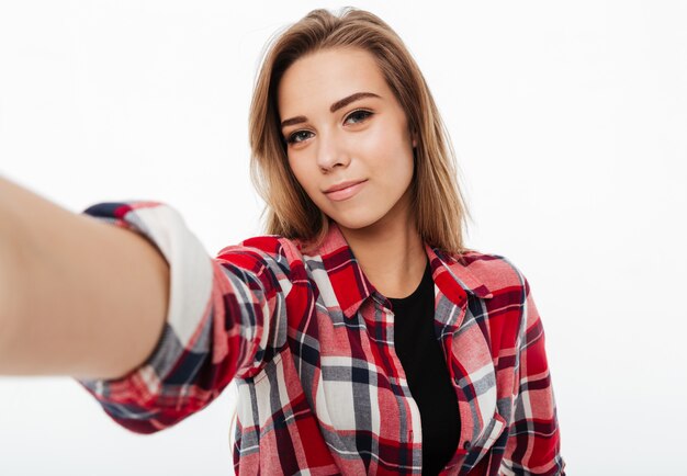 Retrato de una hermosa chica encantadora en camisa a cuadros