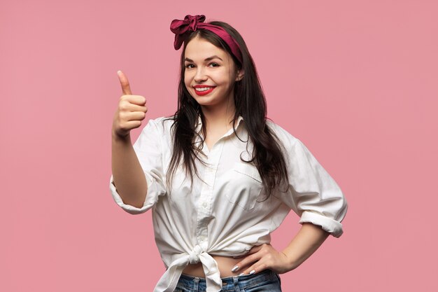 Retrato de hermosa chica pin up con camisa blanca y pañuelo rojo