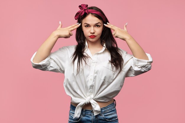 Retrato de hermosa chica pin up con camisa blanca y pañuelo rojo