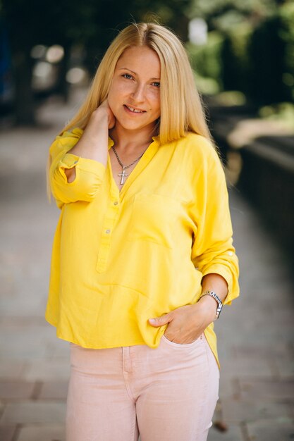 Retrato de la hermosa chica rubia afuera en el parque