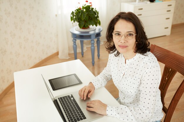 Retrato de una hermosa empresaria madura asiática pensando o inquietante