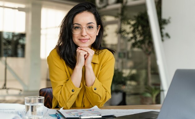 Retrato de hermosa empresaria en su escritorio