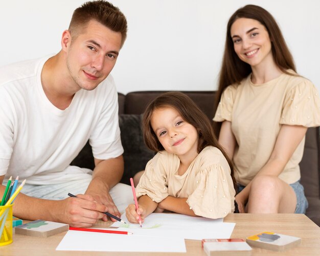 Retrato de hermosa familia con un lindo momento juntos