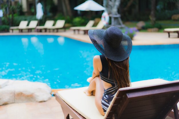 Retrato hermosa joven asiática alrededor de la piscina