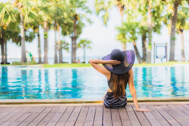 Retrato hermosa joven asiática alrededor de la piscina