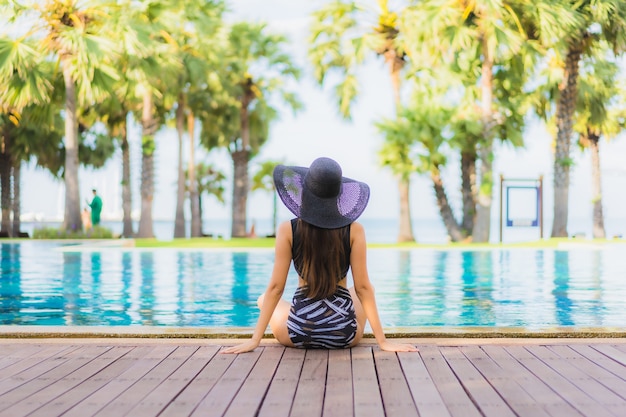 Foto gratuita retrato hermosa joven asiática alrededor de la piscina