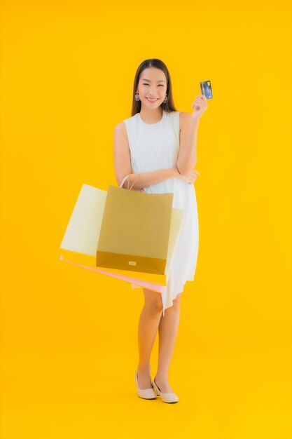 Retrato hermosa joven asiática con bolsa de compras de grandes almacenes minoristas