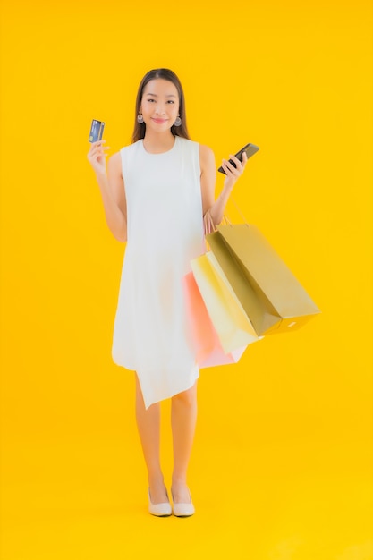 Retrato hermosa joven asiática con bolsa de compras de grandes almacenes minoristas