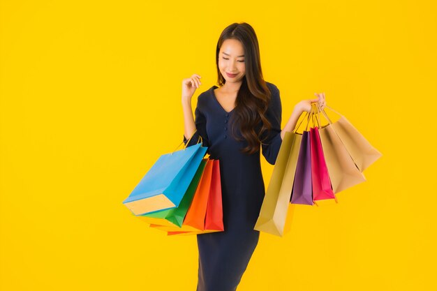 Retrato hermosa joven asiática con bolsa de compras