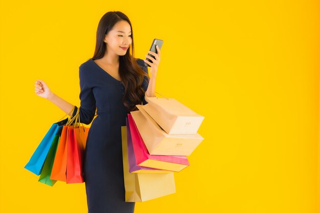 Retrato hermosa joven asiática con bolsa de compras