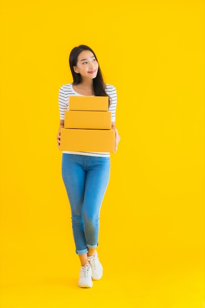 Retrato hermosa joven asiática con caja de paquete listo para enviar