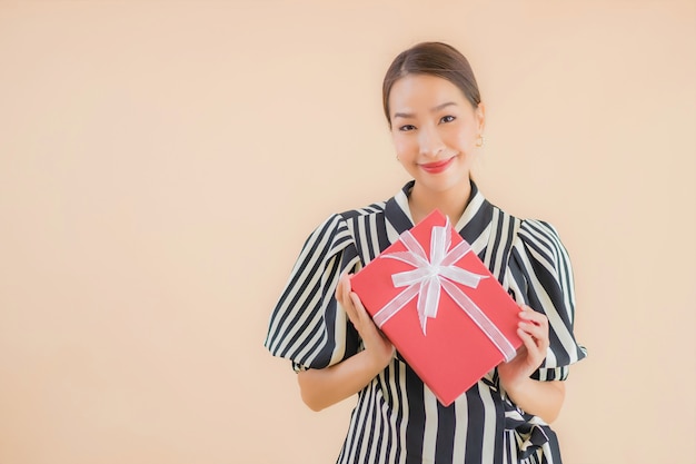 Retrato hermosa joven asiática con caja de regalo roja