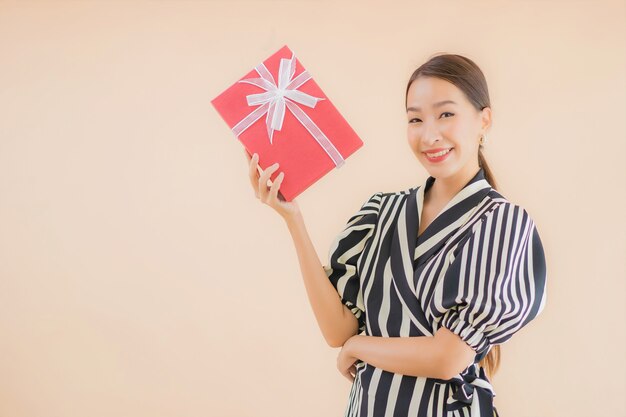 Retrato hermosa joven asiática con caja de regalo roja