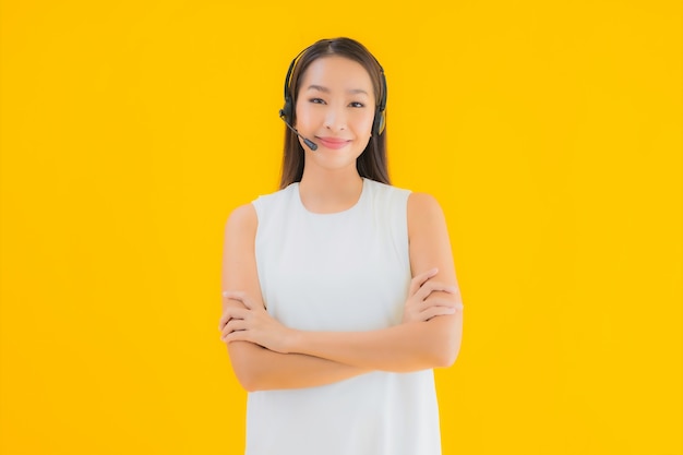 Retrato hermosa joven asiática callcenter para asistencia