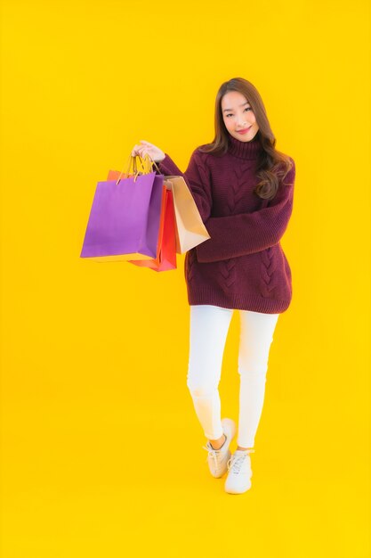 Retrato hermosa joven asiática con colorido bolso de compras