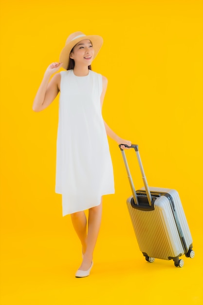 Retrato hermosa joven asiática concepto de viaje con equipaje