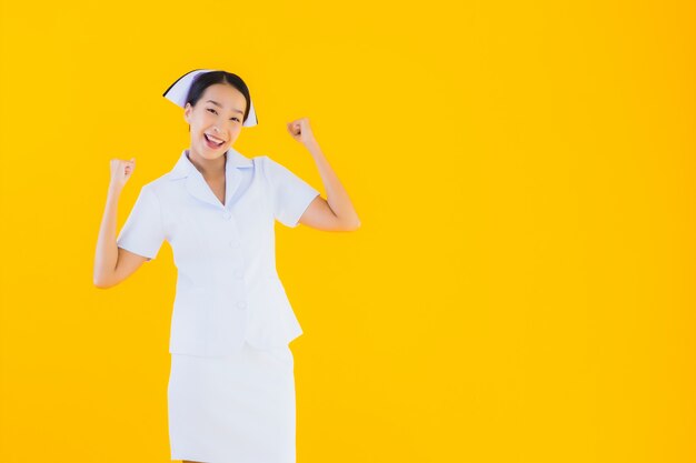 Retrato hermosa joven asiática enfermera tailandesa