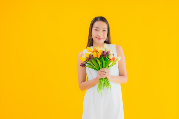 Retrato hermosa joven asiática con flor