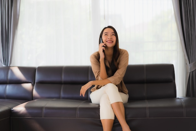 Retrato hermosa joven asiática hablando por teléfono