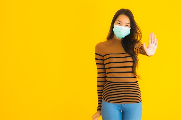 Retrato hermosa joven asiática con máscara en muchas acciones para proteger contra coronavirus o covid19