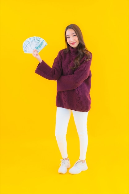 Retrato hermosa joven asiática con mucho dinero en efectivo y dinero