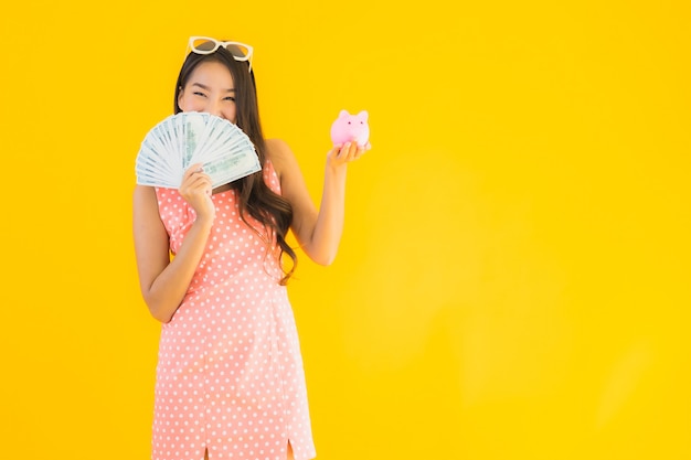 Retrato hermosa joven asiática con mucho dinero en efectivo