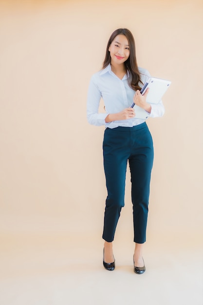 Retrato hermosa joven asiática con ordenador portátil para el trabajo