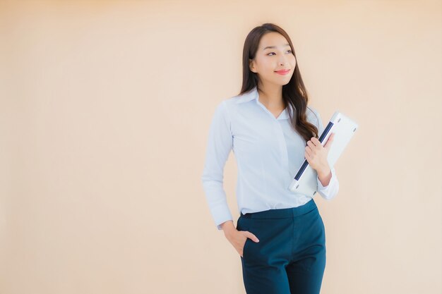 Retrato hermosa joven asiática con ordenador portátil para el trabajo