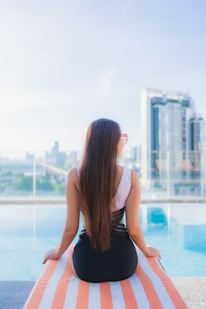 Retrato hermosa joven asiática relaja ocio alrededor de la piscina