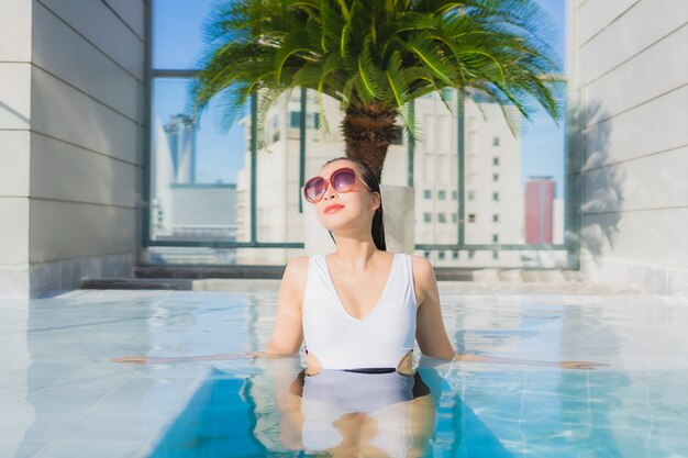 Retrato hermosa joven asiática relaja ocio alrededor de la piscina